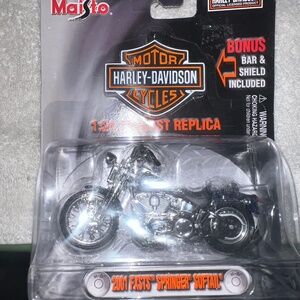 Maisto 1:24 Scale Die Cast Replica 2001 Harley Davidson FXSTS Springer Softail